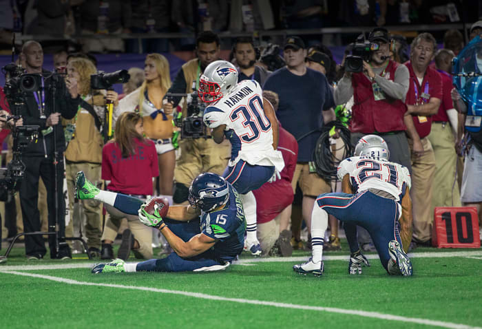 Jermaine Kearse secures a juggling catch in the fourth quarter of Super Bowl 49